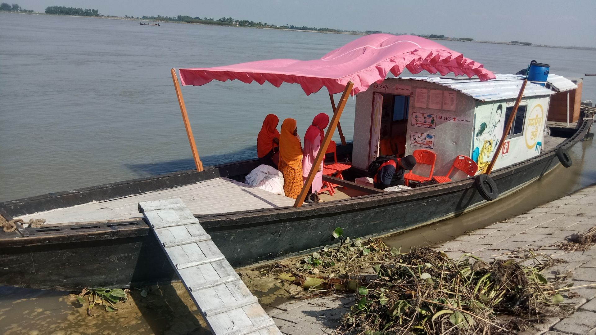 মমতার তরী পরিবহন করছে  অসুস্থ্য গর্ভবতী মাতা.jpg