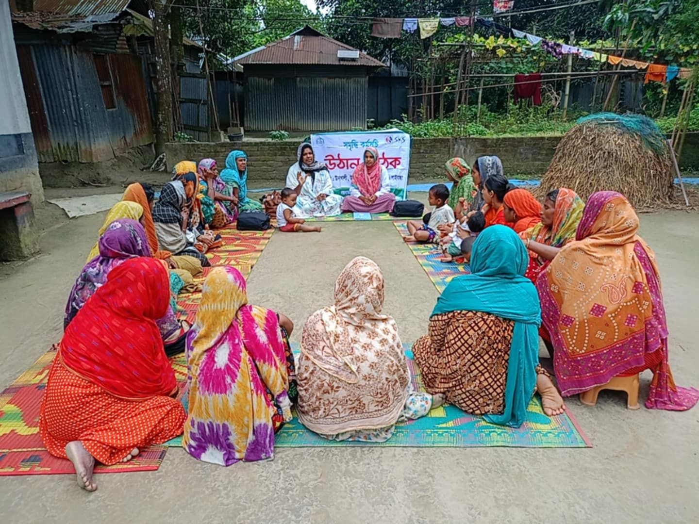 বিভিন্ন বিষয়ে সচেতনতামূলক উঠান বৈঠক.jpeg