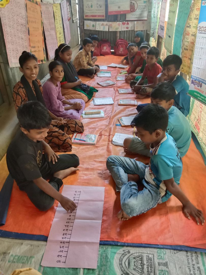 শিক্ষা সহায়তায় সাঘাটা উপজেলায় শিশু খেলাঘরে পাঠদান করা হচ্ছে।.jpg